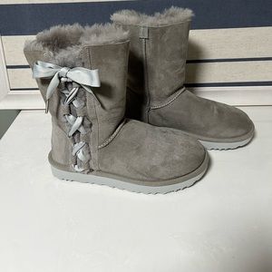 UGG Bailey Suede Bow very cute Boots size 6 gray